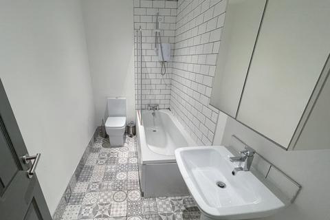 3 bedroom apartment to rent, Holmes Street, L8 0RH,