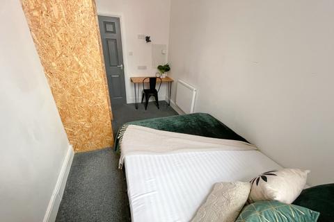 3 bedroom apartment to rent, Holmes Street, L8 0RH,