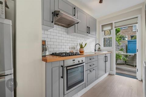 2 bedroom flat for sale, Astonville Street, London