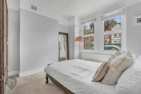 2 bedroom flat for sale, Astonville Street, London