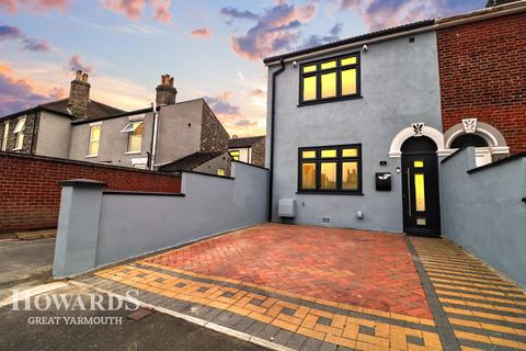 3 bedroom terraced house for sale, Churchill Road, Great Yarmouth