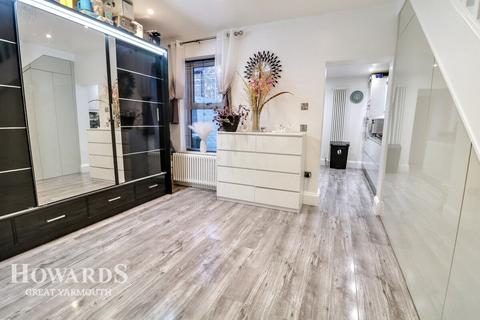 3 bedroom terraced house for sale, Churchill Road, Great Yarmouth