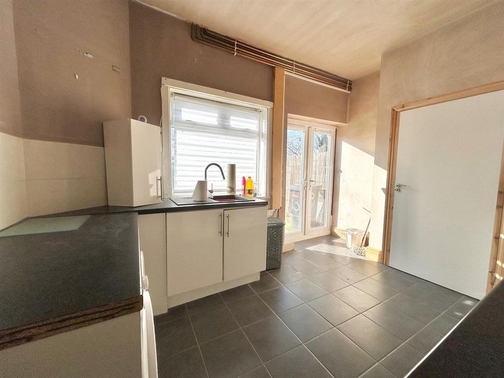 Kitchen 2.jpg