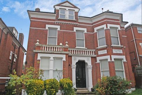 2 bedroom flat to rent, Hermitage Road, London SE19
