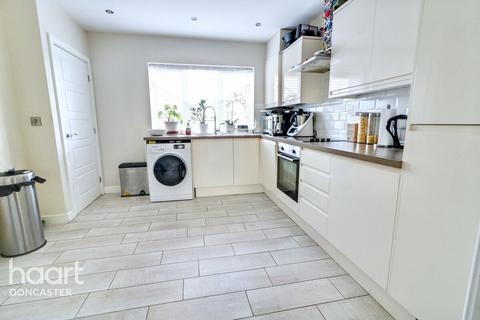 4 bedroom semi-detached house for sale, Chestnut Avenue, Armthorpe, Doncaster