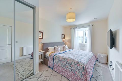 Lomond Grove, Camberwell, LONDON, SE5
