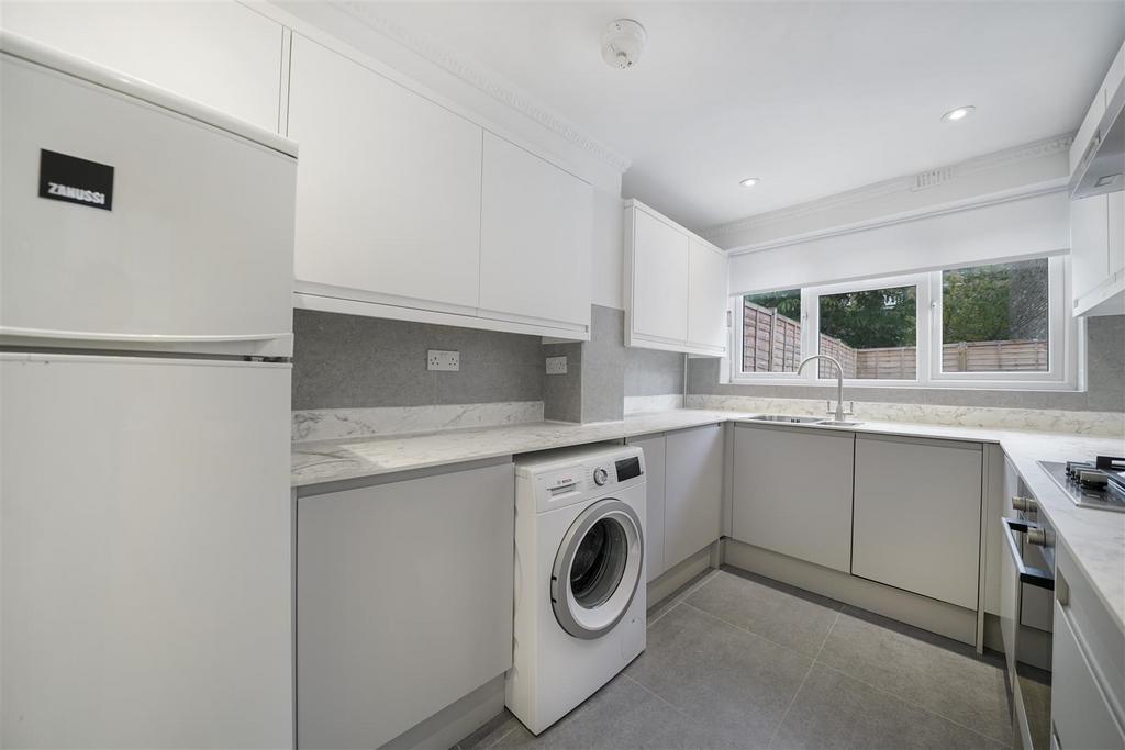 Newly fitted High gloss  kitchen