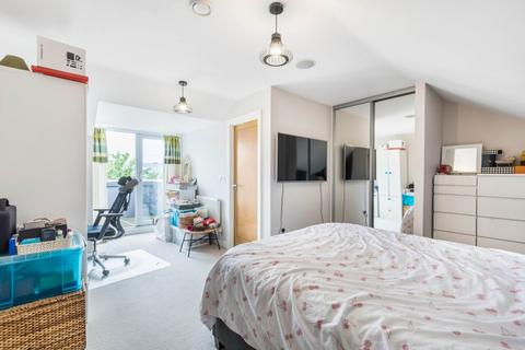 123 Grand Drive, London, SW20 9EB