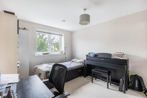 123 Grand Drive, London, SW20 9EB