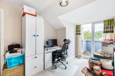 123 Grand Drive, London, SW20 9EB
