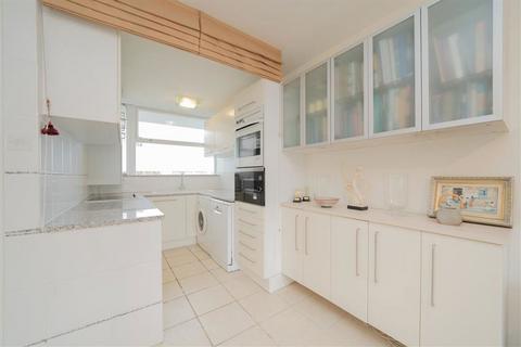 1 bedroom flat for sale, Churchill Gardens, London SW1V