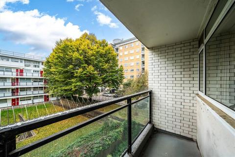 1 bedroom flat for sale, Churchill Gardens, London SW1V
