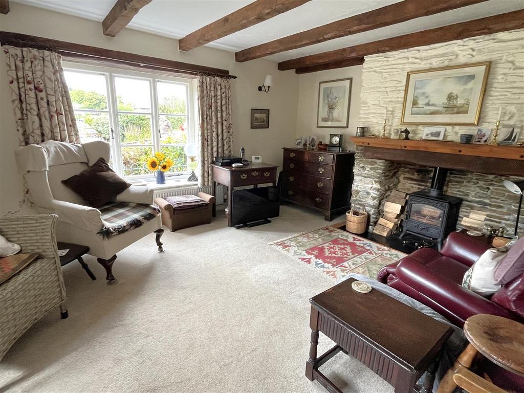 Sitting room (2).JPG