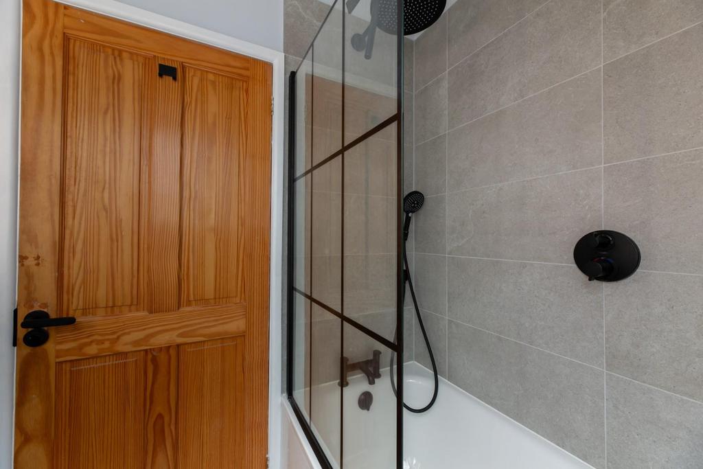 Bathroom 2.jpg