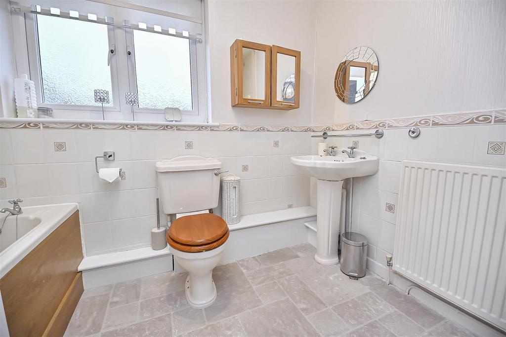 6 Oak Tree Close Bathroom (3).jpg