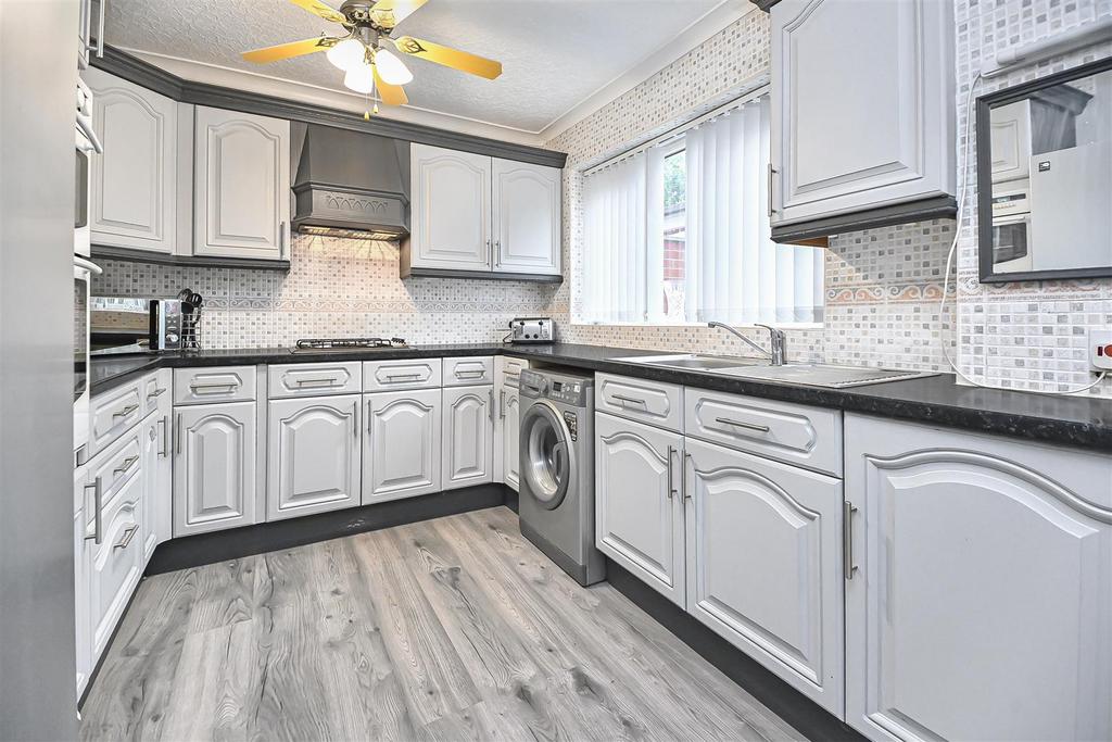 6 Oak Tree Close Dining Kitchen (3).jpg