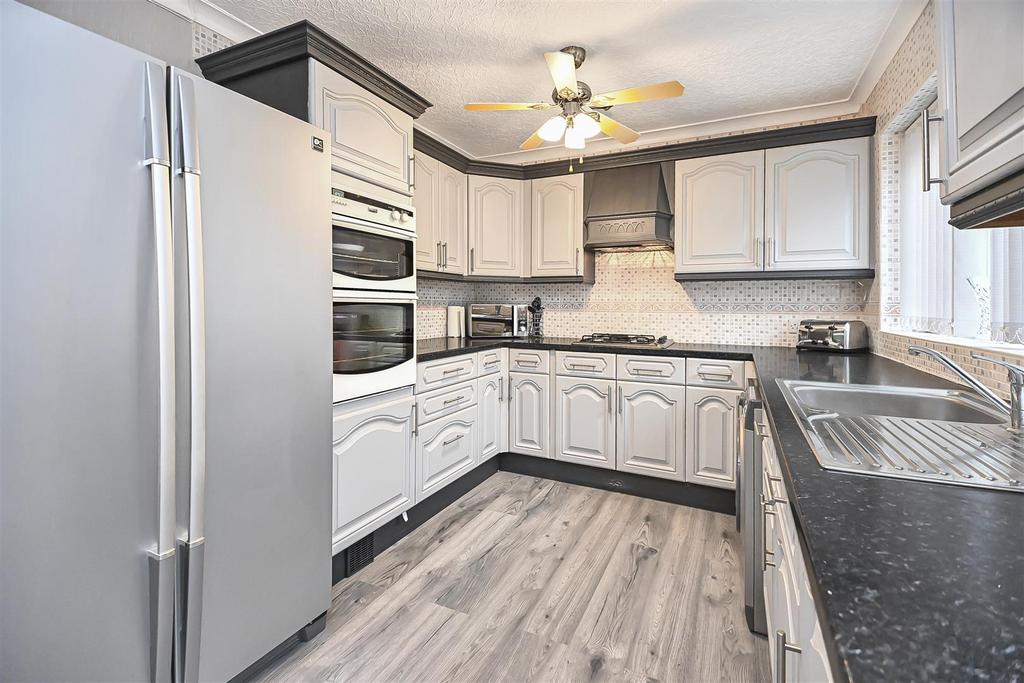6 Oak Tree Close Dining Kitchen (2).jpg
