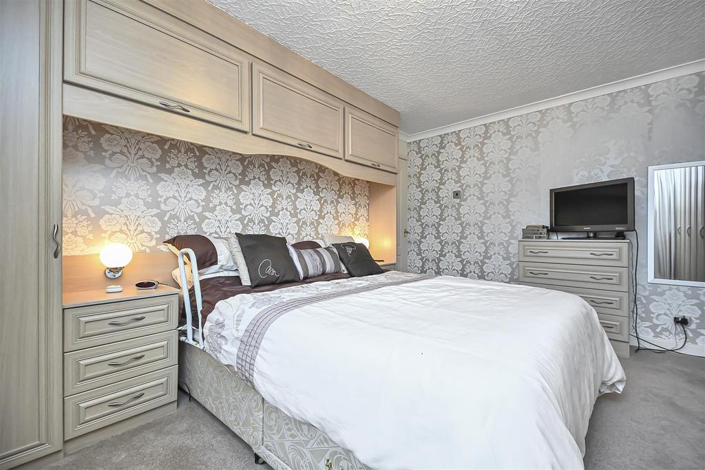 6 Oak Tree Close Bedroom 1 (1).jpg
