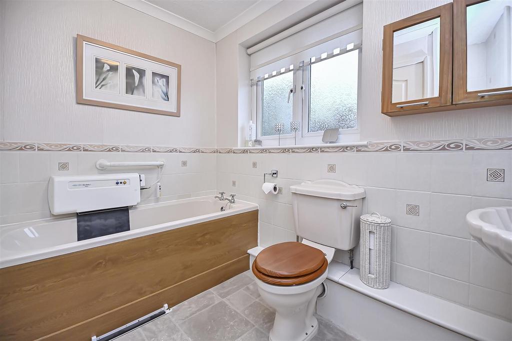 6 Oak Tree Close Bathroom (1).jpg