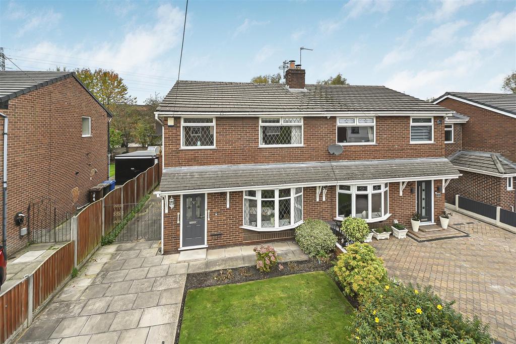 6 Oak Tree Close External (5).jpg