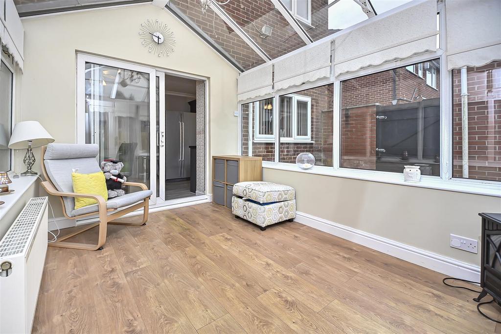 6 Oak Tree Close Conservatory (2).jpg