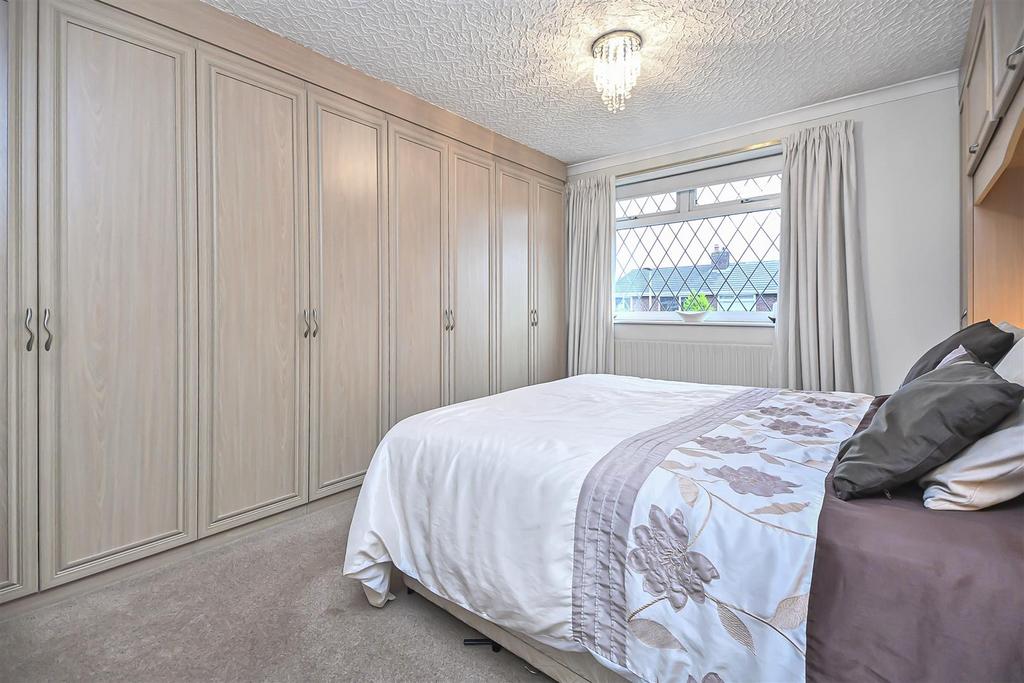 6 Oak Tree Close Bedroom 1 (2).jpg