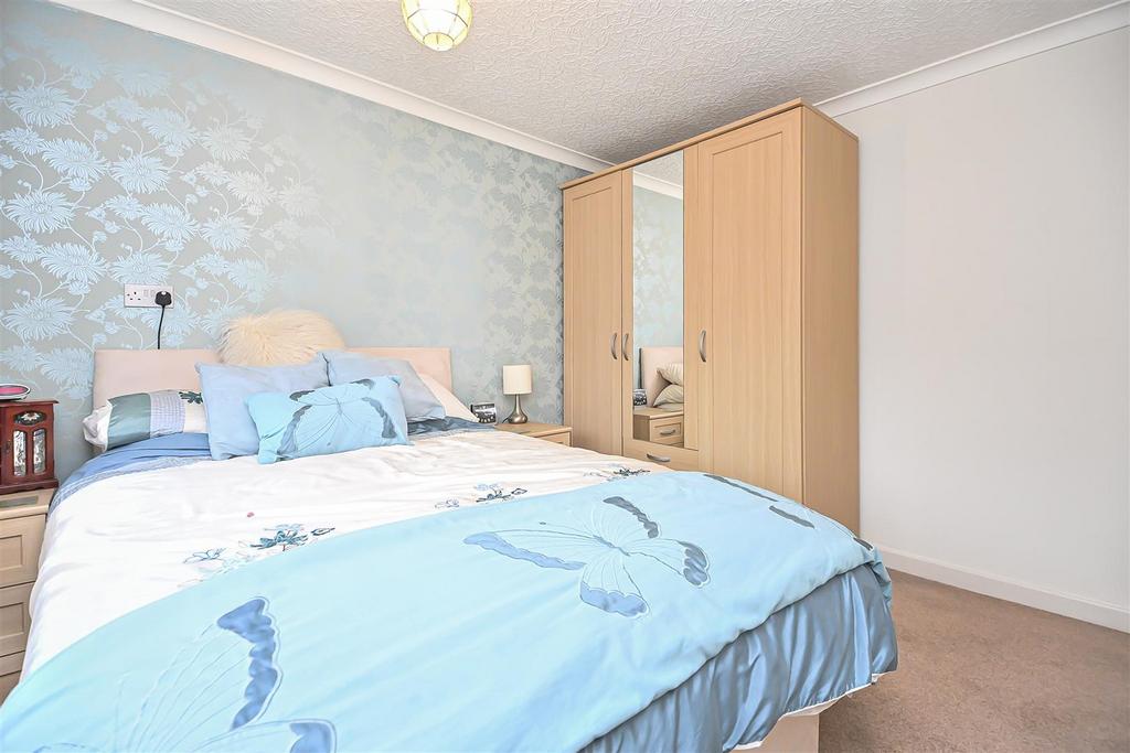 6 Oak Tree Close Bedroom 2 (2).jpg