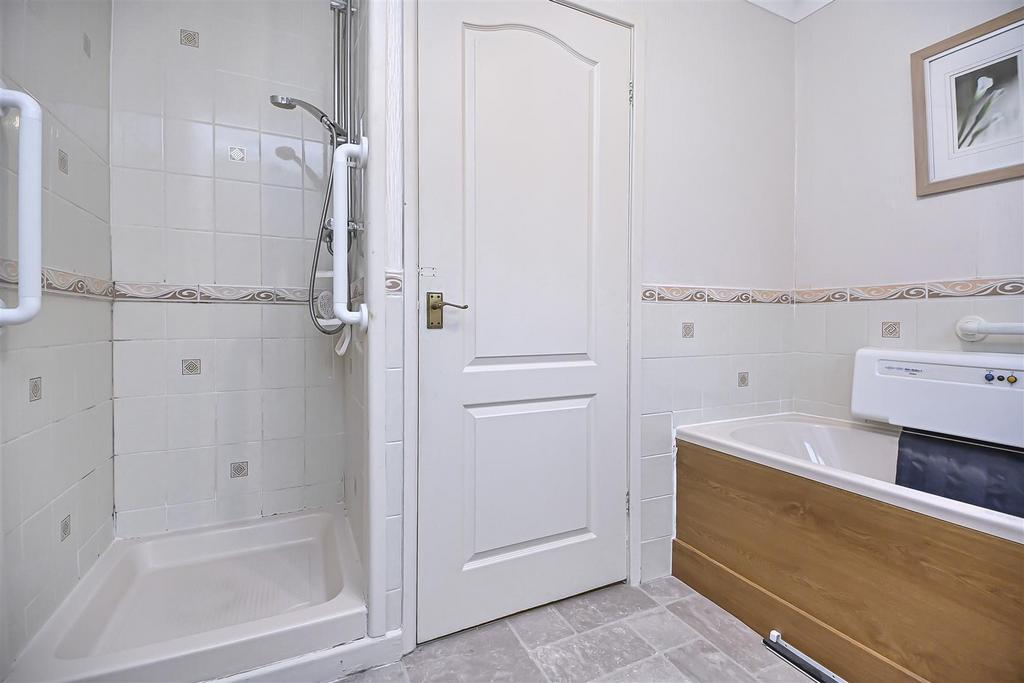 6 Oak Tree Close Bathroom (2).jpg