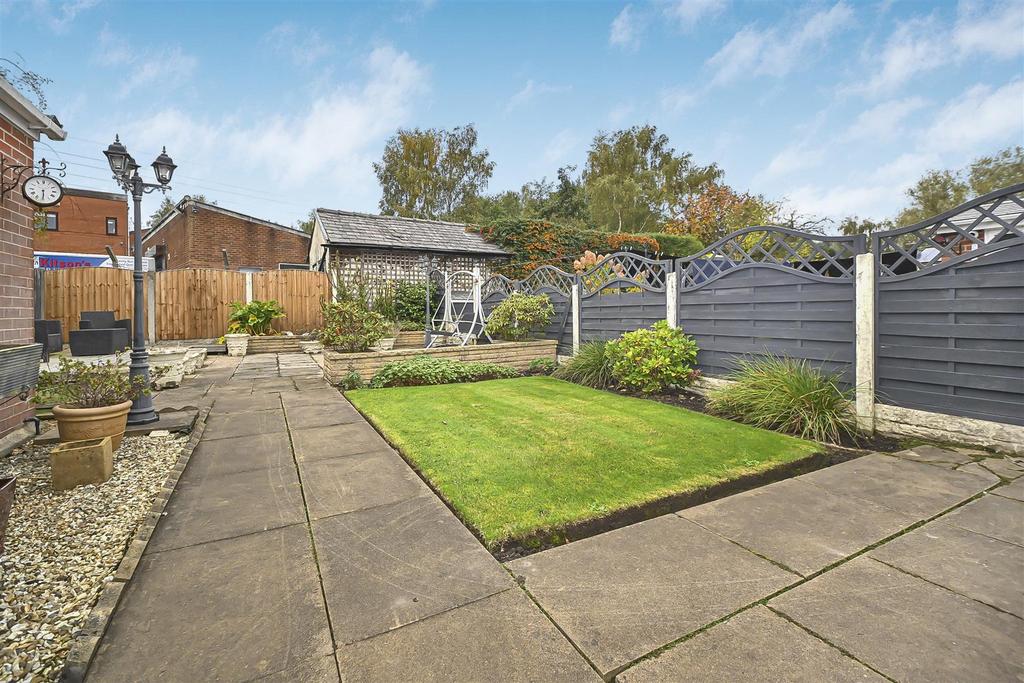 6 Oak Tree Close Garden (1).jpg