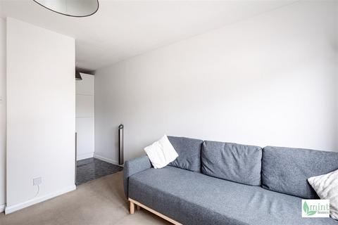 1 bedroom apartment for sale, Gogmore Lane, Chertsey KT16