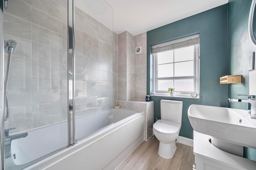Bathroom W.C (1)