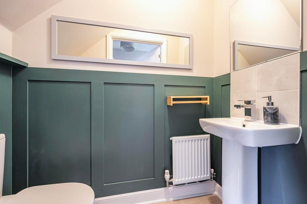 Bathroom W.C (2)