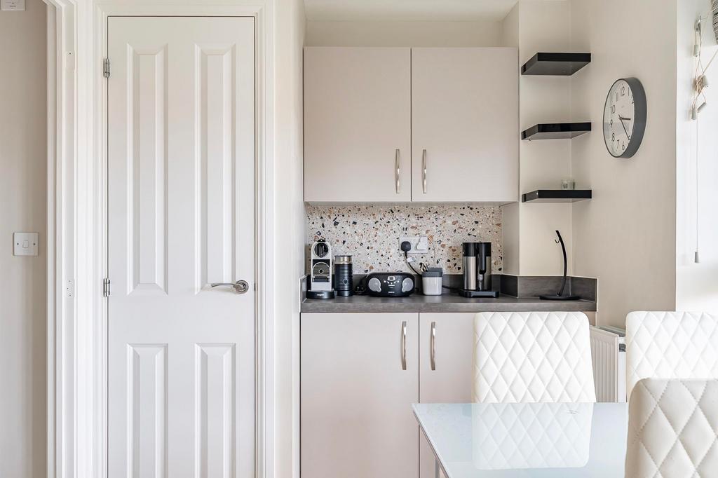 Kitchen/Dining Room (4)
