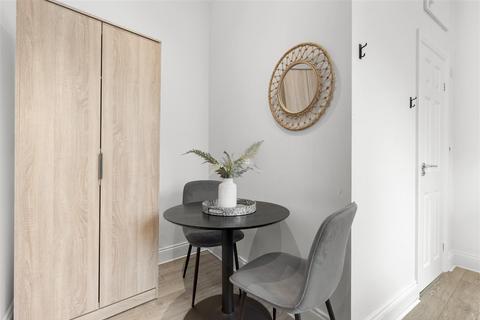 Studio to rent, Stanwick Road, London W14