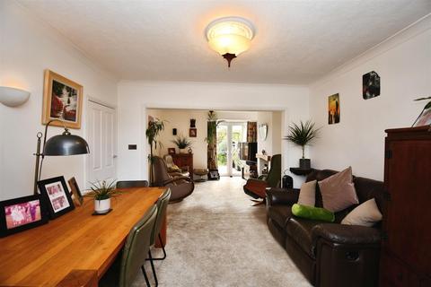 3 bedroom semi-detached house for sale, County Road North, Hull