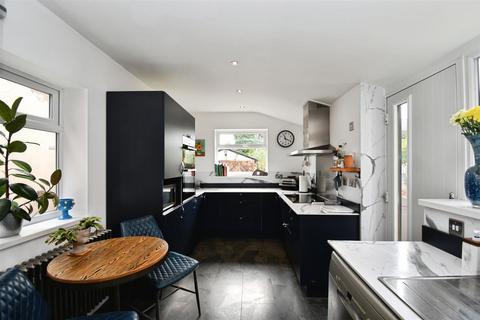 3 bedroom semi-detached house for sale, County Road North, Hull