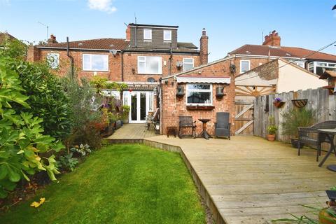 3 bedroom semi-detached house for sale, County Road North, Hull