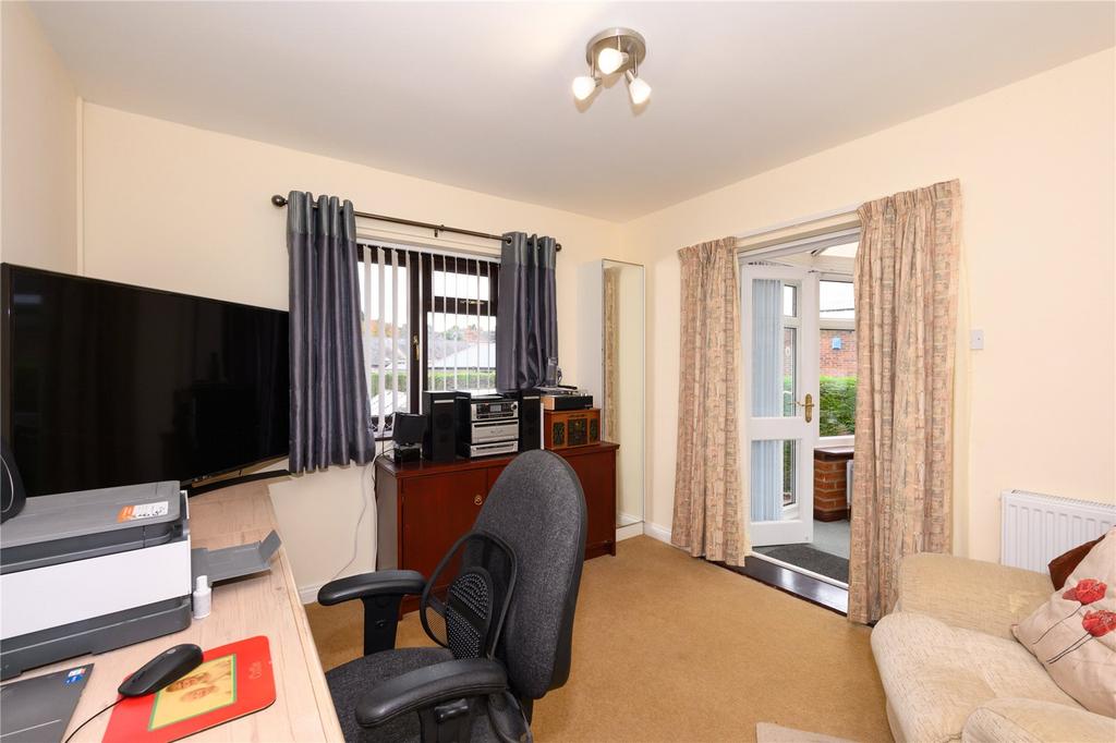 Bedroom 2/Study