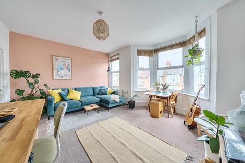 16b Glenwood Road, London, SE6 4NF