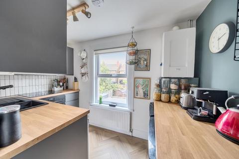 16b Glenwood Road, London, SE6 4NF