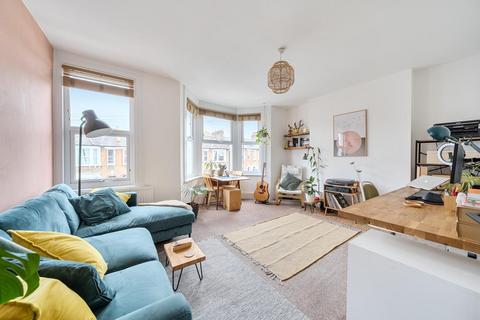 16b Glenwood Road, London, SE6 4NF