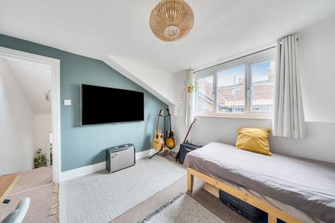 16b Glenwood Road, London, SE6 4NF