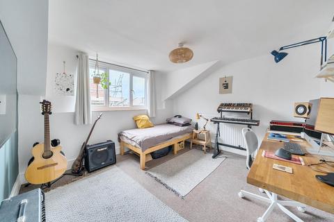 16b Glenwood Road, London, SE6 4NF