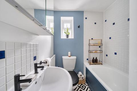16b Glenwood Road, London, SE6 4NF