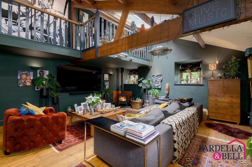 Family room + Gallery
