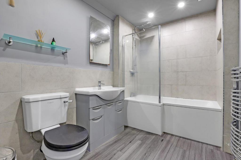 13-1590 JHProp World - FLat 2, 76 Lawrie Park Road -