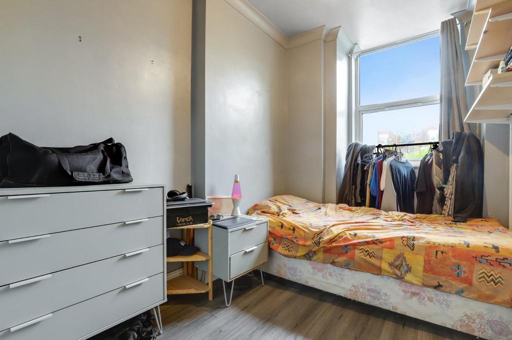 03-9c35 JHProp World - FLat 2, 76 Lawrie Park Road -