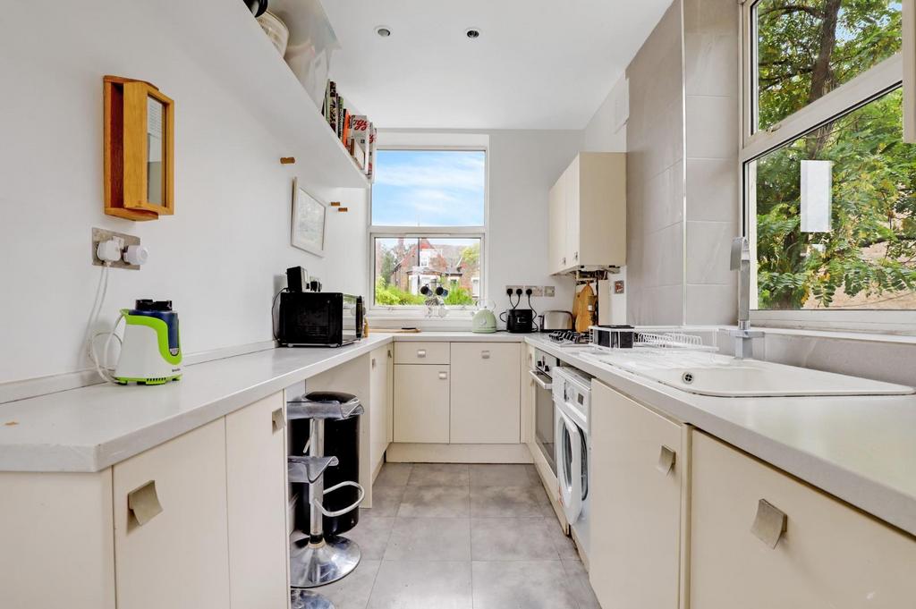12-631e JHProp World - FLat 2, 76 Lawrie Park Road -