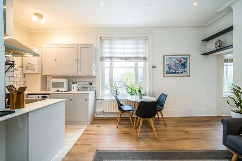 1 bedroom flat for sale, Grafton Square, London SW4