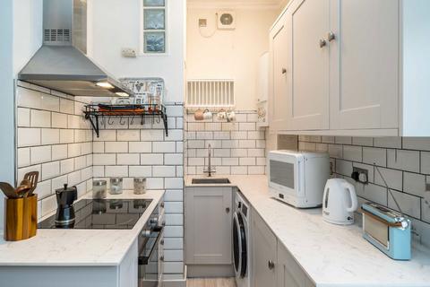 1 bedroom flat for sale, Grafton Square, London SW4